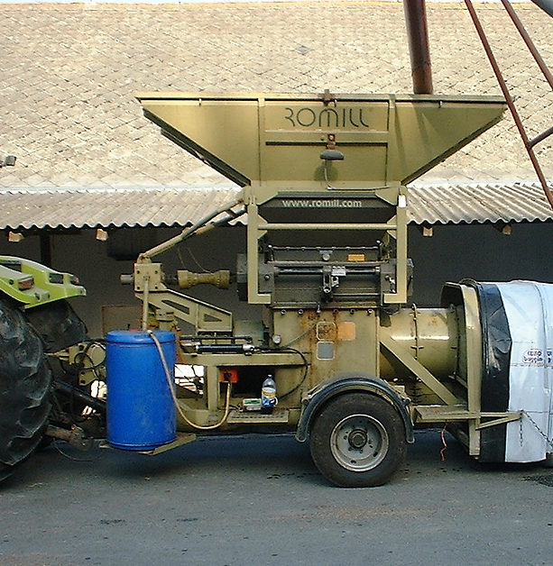 Передвижная вальцовая плющилка влажного зерна с прессом Romill CP2