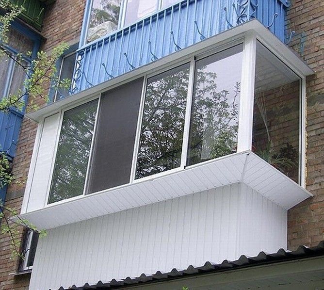 Остекление балкона с выносом по парапету