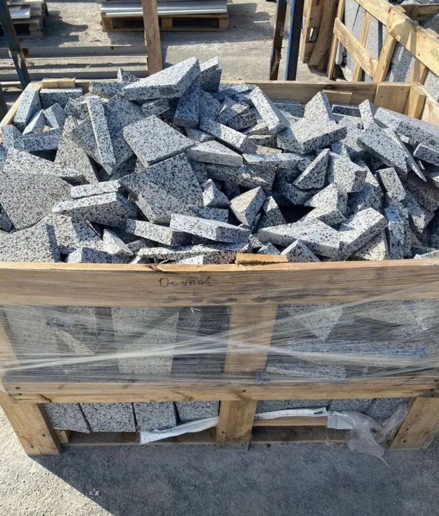 Брекчия гранитная, толщина 30мм. Из Ушканского гранита